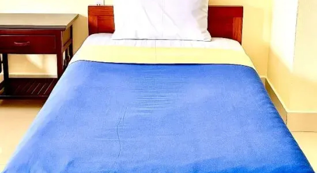 Кровать в общем номере Golden River Hotel