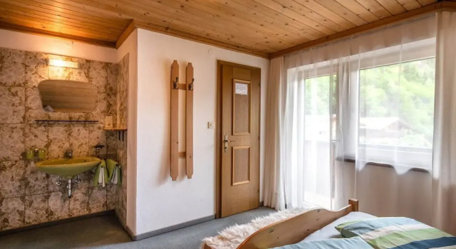 Cozy Apartment in Tyrol With Balcony, Rezerwuj Apartament Hotele w Tyrol z parkingiem, Parking