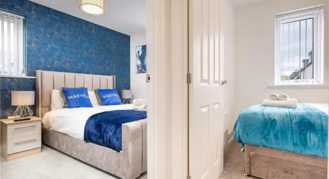 Luxury City Centre Stylish 2 Bed House ☆ FREE DRIVEWAY PARKING → With 55 Inch Smart TV, FREE NETFLIX & WIFI ✘ Comfy Seating Area - BY MAEVELA®