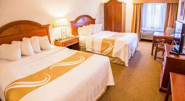 Четырёхместный номер Standard Quality Inn & Suites University