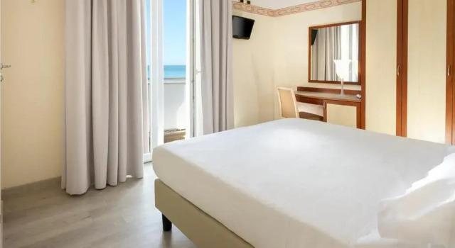Люкс с 2 комнатами с видом на море Hotel Bikini