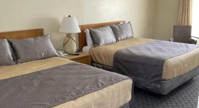 Семейный номер Standard с видом на озеро Lake Front Hotel