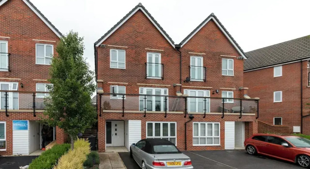5 Bed House - Sleeps 9 - Pets - Garden - Parking, Varaa Lomakoti Mökit kohteessa Merseyside, Mökki