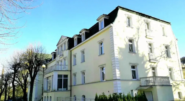 Resort de Esperanto Sanatorium Uzdrowiskowe, Забронировать Отель Отели Душники-Здруй с парковкой, рядом с Бювет минеральной воды, Парковка