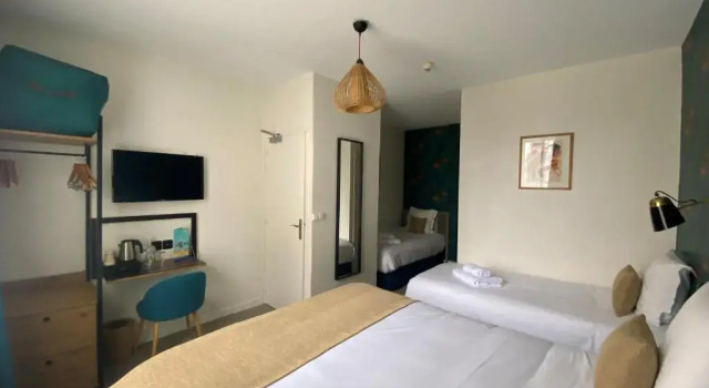 Четырёхместный номер Standard с видом на внутренний двор Hôtel Les Charmettes - Saint Malo