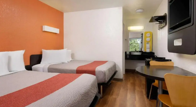 Четырёхместный номер Standard Motel 6-Camarillo, CA
