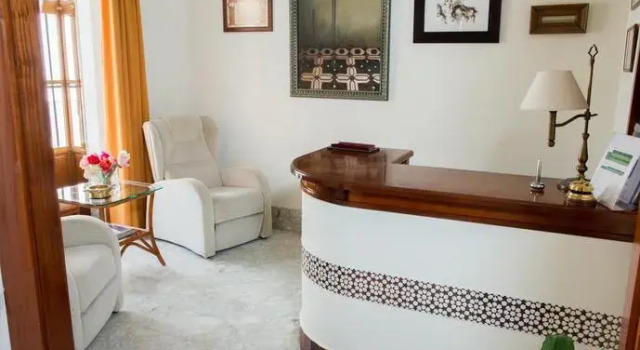 Hostal Andalucía, Забронировать Отель Чипиона Коста-де-ла-Лус, рядом с Памятник Росио Хурадо
