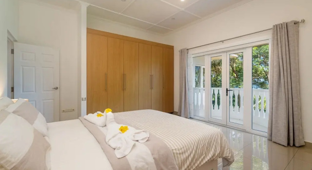 2 Bed Villa - Sleeps 4 - Pets - Pool - Garden, Book Villa Hotels in Mahe with Parking, Parking