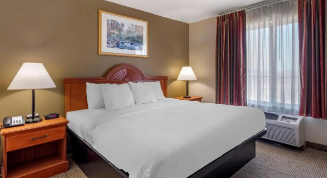 Люкс Quality Inn & Suites near Owensboro & Holiday World GOLD AWARD WINNER