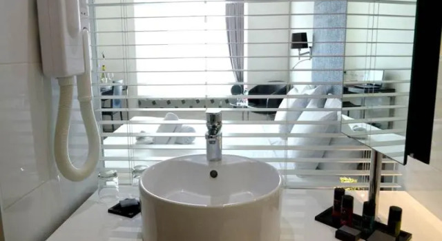 Номер Standard с балконом Benjamin Business Hotel
