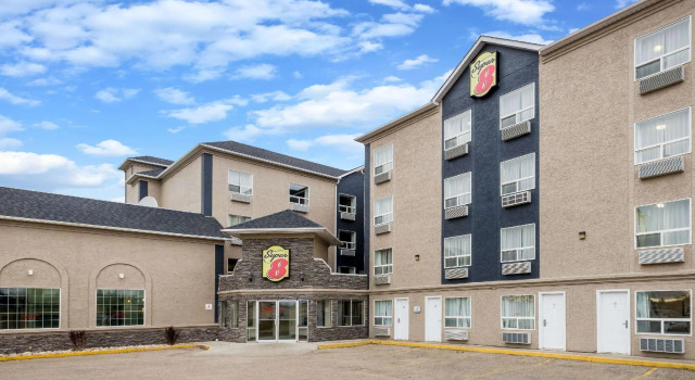 Кровать в общем номере Super 8 by Wyndham Grande Prairie