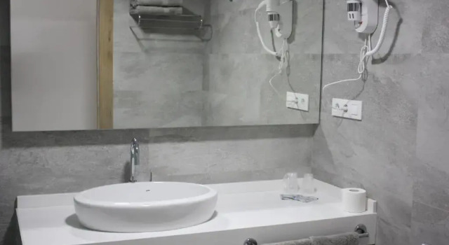 Трёхместный номер Superior Hostal Cervantes Playa