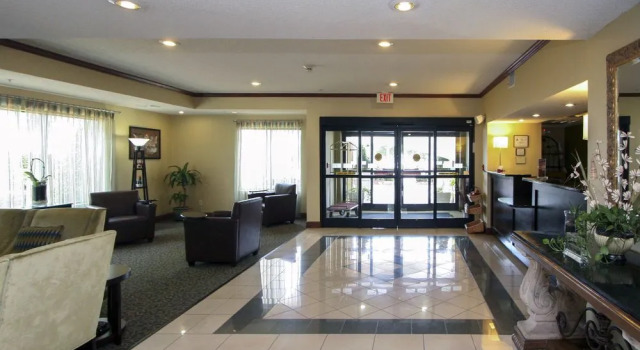Holiday Inn Express SHELBY @ HWY 74, Забронировать Отель Шелби Северная Каролина