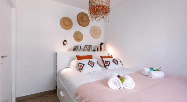 Апартаменты Charming corner apartment close to the beach