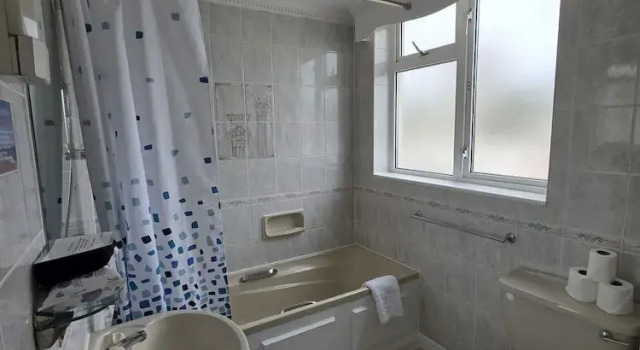 Четырёхместный номер Standard с видом на внутреннюю территорию Marina Metro Hotel