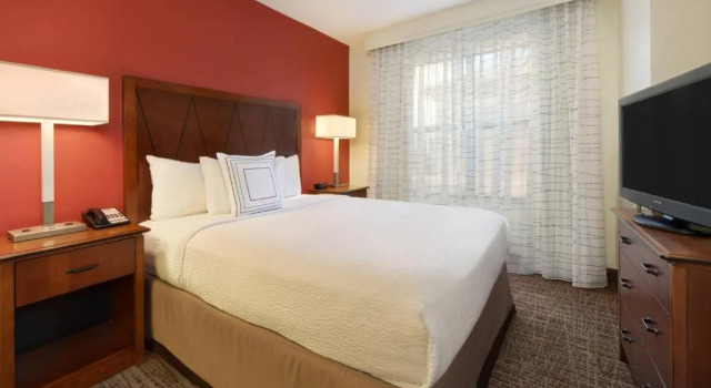 Двухместный люкс двухкомнатный с 1 спальней Courtyard Grand Junction