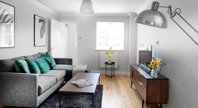 Wokingham - 2 bed with parking