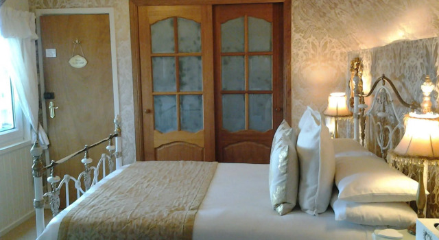 The Old Tramhouse Self Catering Traditional Charming Apartments Located In The Heart Of Historic Stirling For Short-Long Stays In Stirling For Tourism & Events & Contractor Base Stays For Central Belt Area & Open To Book All Year Round, Забронировать Апартаменты/квартира Отели Центральной Шотландии с парковкой, Парковка