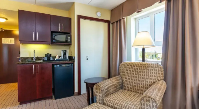 Номер Deluxe Comfort Inn & Suites