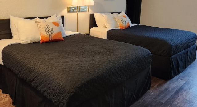 Семейный люкс с 3 комнатами Cactus Inn and Suites