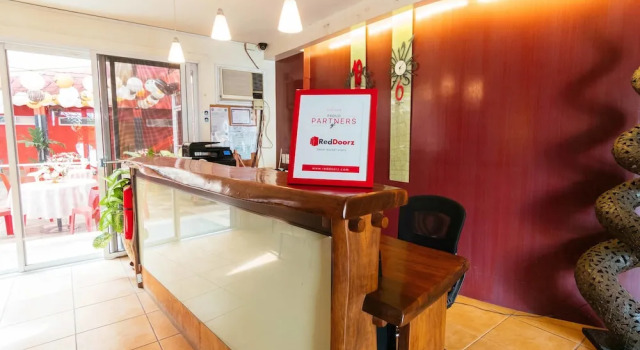 RedDoorz Plus near Abreeza Mall Davao, Prenota Hotel Hotel a Mindanao con parcheggio, Parcheggio