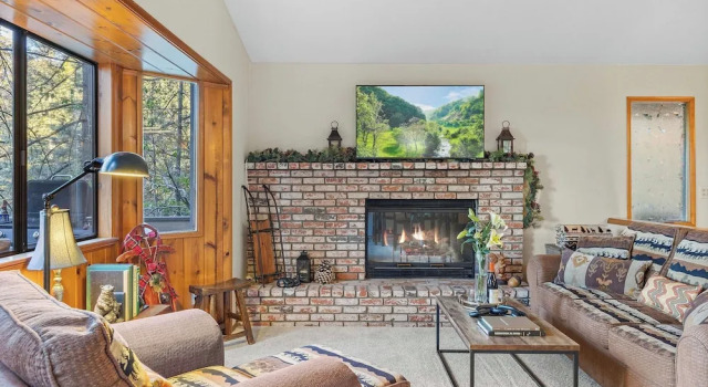 Cabin by Enchanting Managed by Avantstay Storybook Mountain Retreat Stone Fireplace + Vaulted Ceilings + Wraparound Deck Near Village