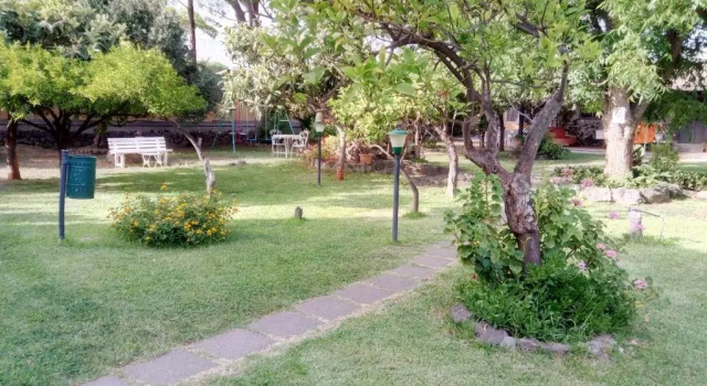 Коттедж Studio Apartment with garden and free parking