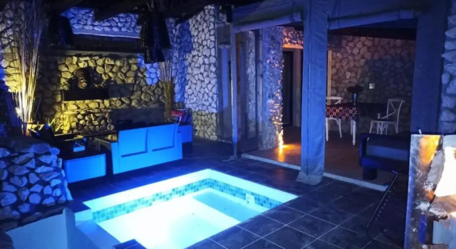 Коттедж Foxy Crocodile Bush Lodge & Kruger Safaris