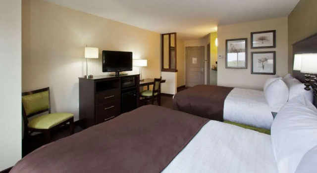 Четырёхместный номер Standard AmericInn by Wyndham Fairfield