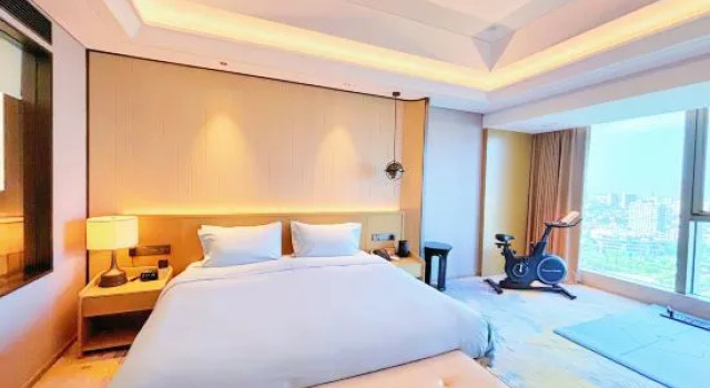 Кровать в общем номере (мужской номер) с видом на озеро Golden Eagle Summit Hotel Yancheng