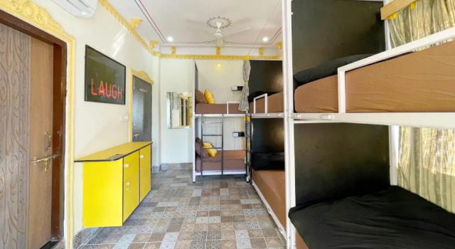 Кровать в общем номере The Hosteller Udaipur