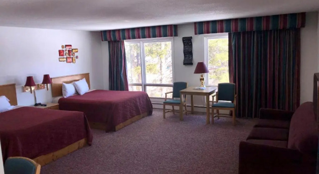Четырёхместный люкс Budget Host Inn