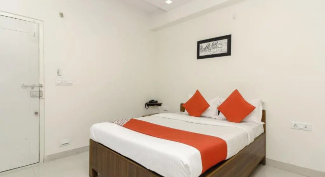 Люкс Capital O HYD756 Hotel Green Leaf