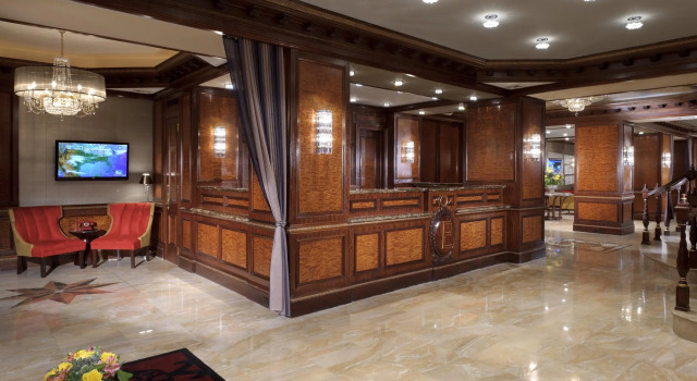 Кровать в общем номере Excelsior Hotel