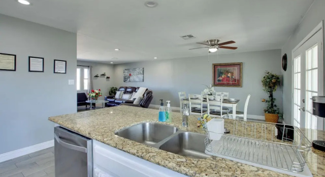 Коттедж с 2 комнатами Las Vegas Retreat w/ Yard < 5 Mi to Strip!