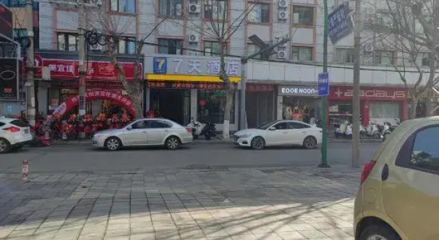 7Days Inn Hotel (Qujing Luliang Totem Center North Gate Street), Boek Hotel Luliang Yunnan