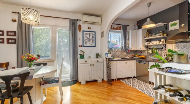 Коттедж Cozy Home with Private Garden - Happy Rentals