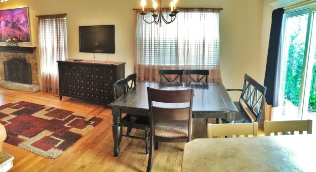 Huge 5-BR Home Just South of the City, Varaa Hotelli  