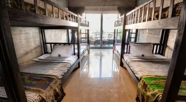 Sun&Roots Lodge Restaurant and Bar, Book Hostel / Vandrerhjem Hostels i Kampot-provinsen, Hostel / Vandrerhjem