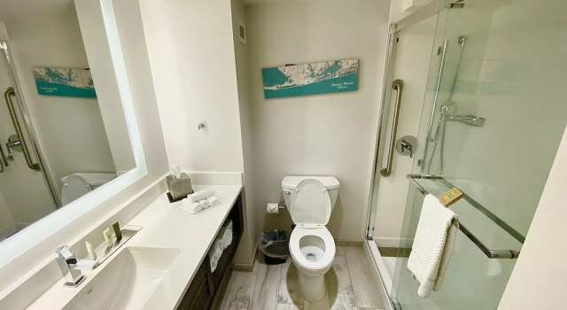 Четырёхместный номер Standard с балконом The Island House Hotel a Doubletree by Hilton