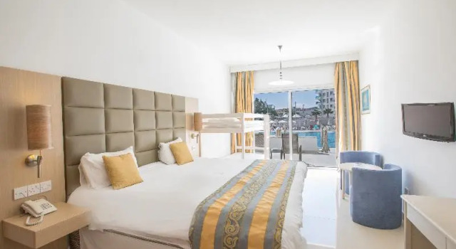 Standard Família quarto varanda e com vista parcial de mar Odessa Beach Hotel