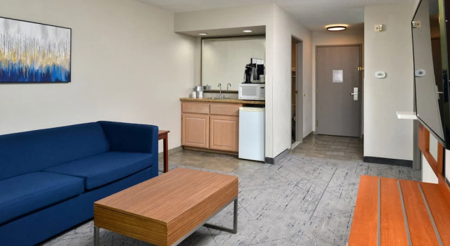 Люкс Holiday Inn Express & Suites Farmington Bloomfield by IHG