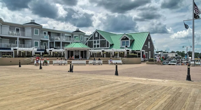 Коттедж с 4 комнатами с балконом Bay-view Retreat w/ 5 Balconies in Bethany Beach!