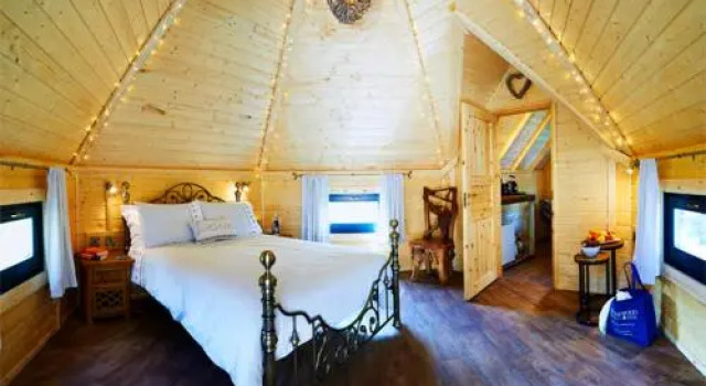 Pinewood Park-Tipis Hot Tubs And Lodges