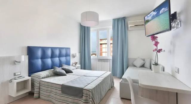 Четырёхместный номер Standard с видом на море Hotel Nuovo Tirreno