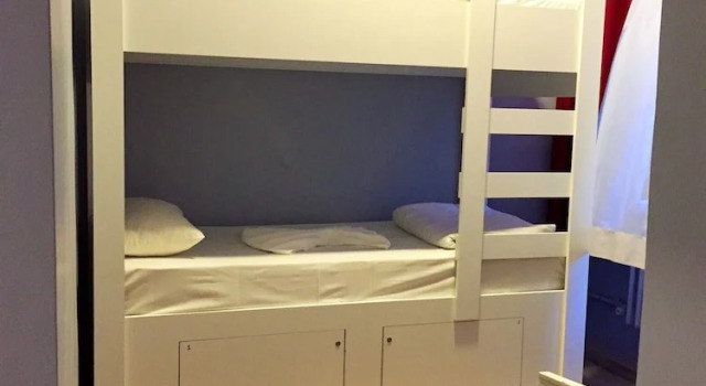 Кровать в общем номере Cheers Vintage Hostel