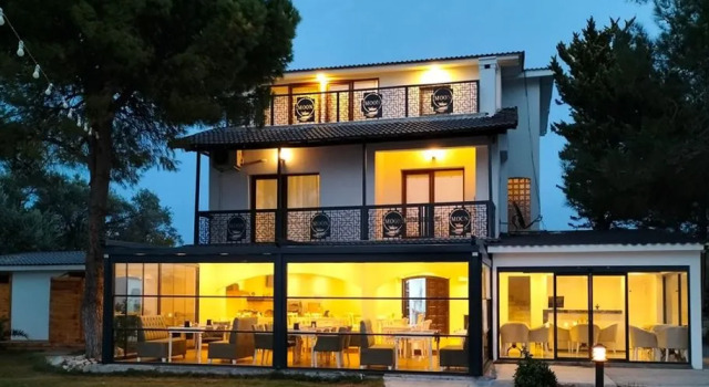 White Moon Hotel, Забронировать Отель Отели Урла с парковкой, Парковка
