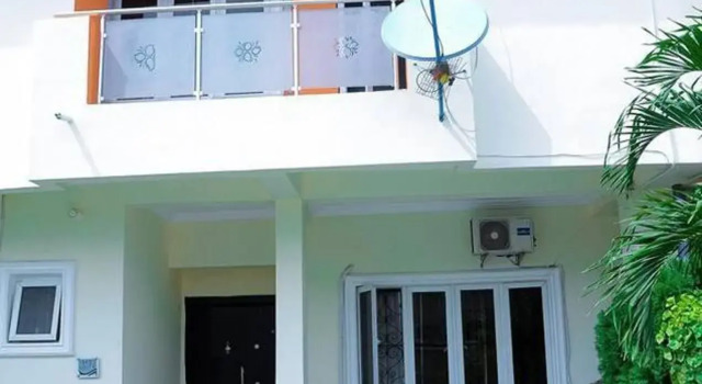 Beautiful 2-bed House in Lekki Lagos, Rezerwuj Hotel Hotele w Eti-Osa z parkingiem, Parking