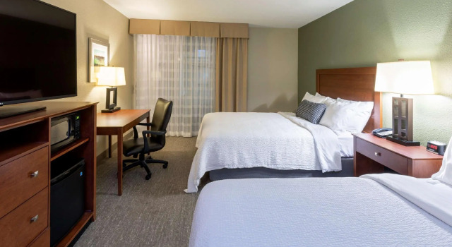 Четырёхместный номер Standard с видом на бассейн Best Western Fairmont