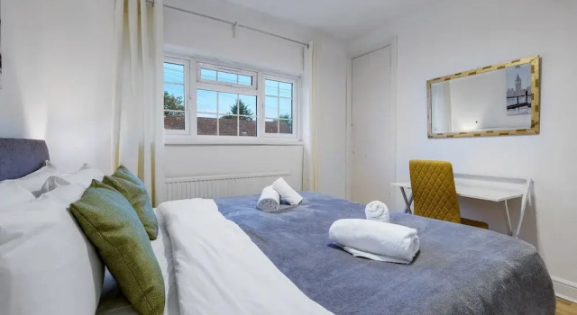 Modern 4 Bedroom Hse Garden in Feltham, จอง โรงแรม Feltham Hounslow